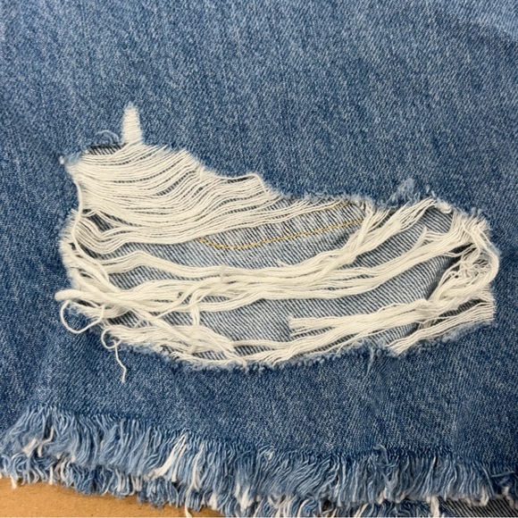 HIGH RISE HIGH WAIST DISTRESSED MOM SHORTS - Picture 6 of 8